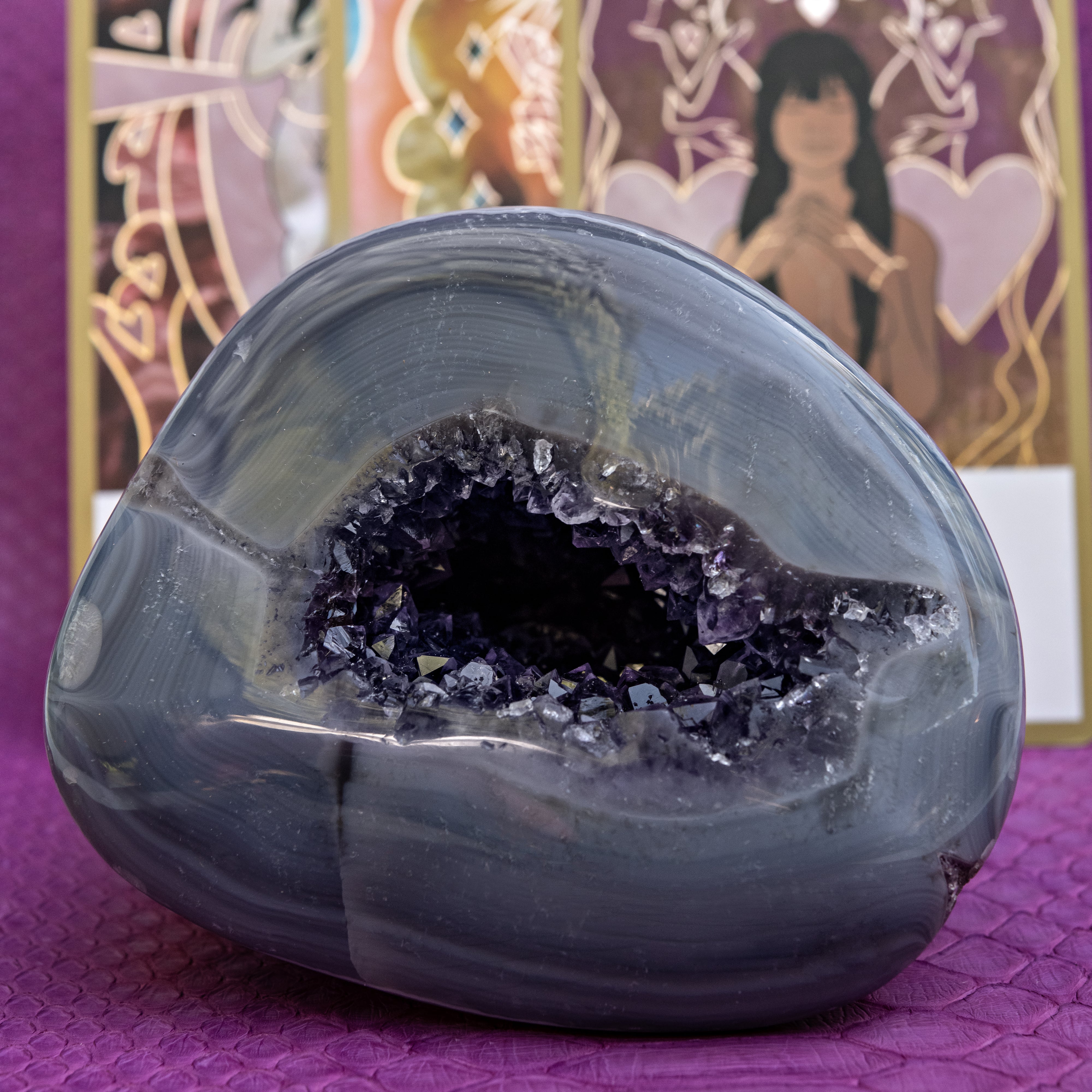 AGATE GEODE WITH AMETHYST